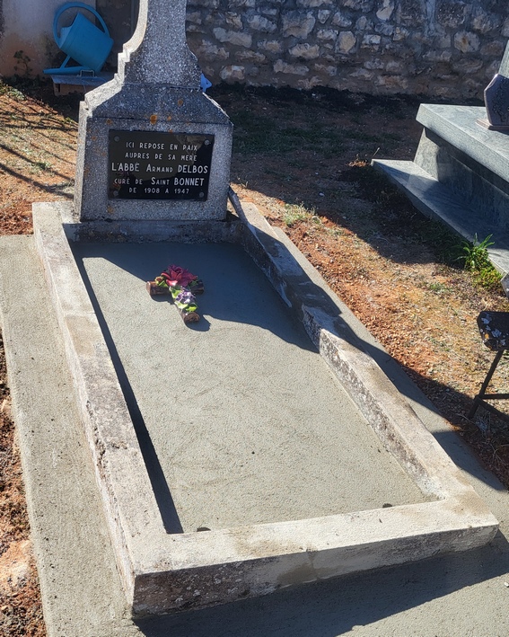 Curé Delbos tombe.jpg
